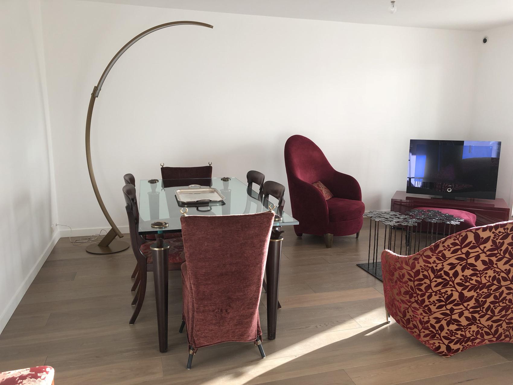 Lampe kundalini dans un salon rénové